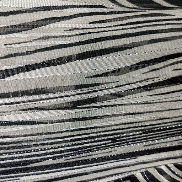 🆕 EXPRESS Cover-Up - Picture 2 of 5